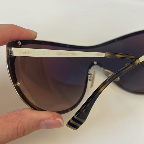 Fendi Wrap Around Racer Sunglasses
Silver Ff-0057-s Mxnoh 130mm vintage - Picture 3 of 7